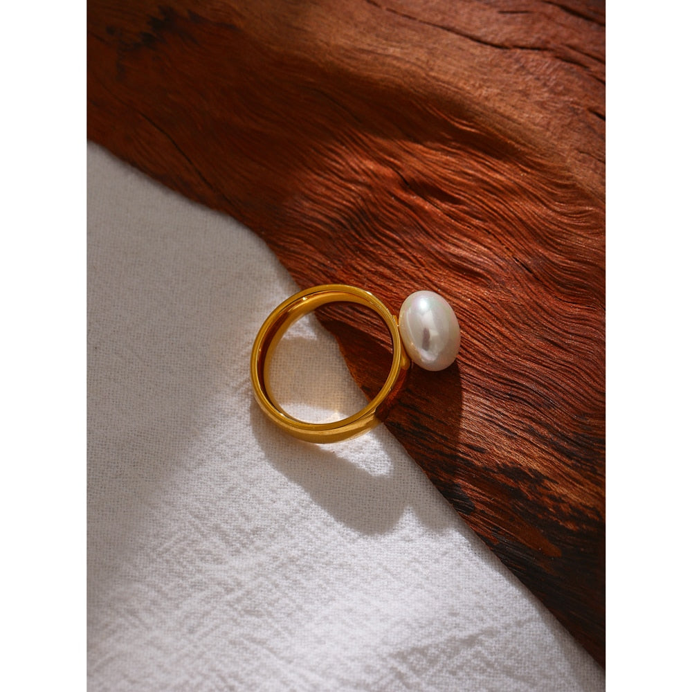 Elegant Shell Pearl Ring - Silk Twigs